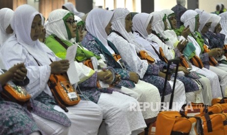 Sejumlah calon jamaah haji kloter satu tiba di Asrama Haji Pondok Gede, Jakarta.