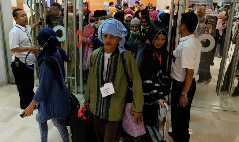 Sejumlah calon jamaah haji korban penipuan melalui jalur Filipina tiba di Bandara Internasional Sultan Hasanuddin, Makassar (Ilustrasi)