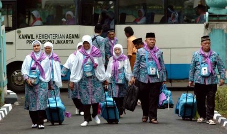 Sejumlah calon jamaah haji memasuki pondok asrama haji sebelum keberangkatan di Asrama haji gedung C, Pondok Gede, Jakarta Timur, Ahad (31/8).(Republika/Raisan Al Farisi)