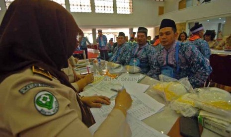 Sejumlah calon jamaah haji mengambil obat-obatan di Gedung Serba Guna Asrama haji, Pondok Gede, Jakarta Timur, Ahad (31/8). (Republika/Raisan Al Farisi)