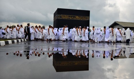 Sejumlah calon jamaah haji mengikuti kegiatan manasik di Islamic Center Kabupaten Tasikmalaya, Jawa Barat, Rabu (4/7). 