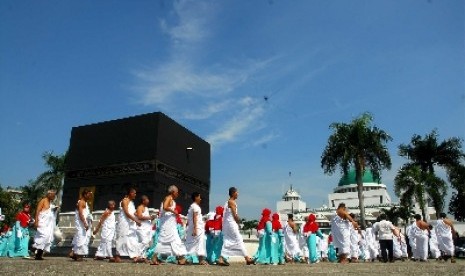 Sejumlah calon jamaah haji mengikuti manasik haji di Asrama haji, Pondok Gede, Jakarta