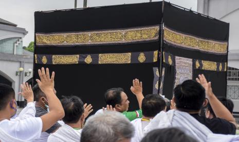 Sejumlah calon jamaah haji mengikuti manasik haji di halaman Masjid Pusdai, Kota Bandung, Jawa Barat, Kamis (26/5/2022).