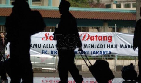 Sejumlah calon jamaah haji menunggu kedatangan bus untuk mengantar ke asrama Haji di Gedung Serba Guna asrama haji, Pondok Gede, Jakarta Timur, Ahad (31/8). (Republika/Raisan Al Farisi)