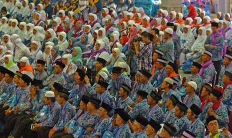 Sejumlah calon jamaah haji menunggu panggilan untuk mengumpulkan kelengkapan keberangkatan haji di Gedung Serba Guna asrama haji, Pondok Gede, Jakarta Timur, Ahad (31/8).(Republika/Raisan Al Farisi)