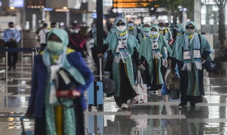 Sejumlah calon jamaah umrah berjalan di Terminal 3 Bandara Internasional Soekarno-Hatta, Tangerang, Banten.