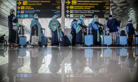 Sejumlah calon jamaah umrah mengantre untuk pemeriksaan dokumen di Terminal 3 Bandara Internasional Soekarno-Hatta, Tangerang, Banten.