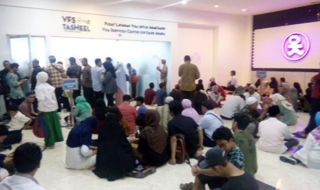 Sejumlah calon jamaah umrah tampak kelelahan saat menunggu proses biometrik di kantor VFS Tasheel. 