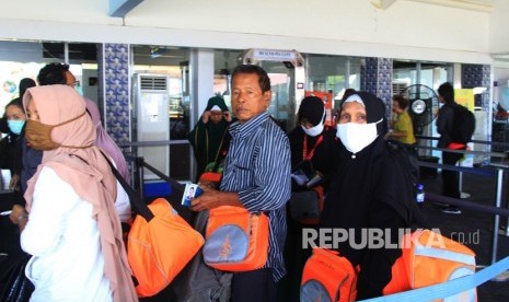 Asosiasi Haji Umroh sepakat menghargai kebijakan Saudi. Foto: Sejumlah calon jamaah umroh yang batal berangkat ke Jeddah lewat Malaysia tiba di Terminal Kedatangan Penumpang Pelabuhan Internasional PT Pelindo I Dumai di Dumai, Riau, Jumat (28/2/2020).