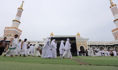 Sejumlah calon jemaah haji berlatih melakukan tawaf saat mengikuti pembinaan dan simulasi tata cara praktek manasik haji di Islamic Center, Indramayu, Jawa Barat, Rabu (11/5/2022). Menjelang musim haji, sejumlah calon haji dibekali pemahaman dan kegiatan praktek tentang tata cara ketertiban dalam pelaksanaan ibadah haji sebelum diberangkatkan ke tanah suci.