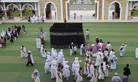 Sejumlah calon jemaah haji berlatih melakukan tawaf saat mengikuti pembinaan dan simulasi tata cara praktek manasik haji di Islamic Center, Indramayu, Jawa Barat, Rabu (11/5/2022). Menjelang musim haji, sejumlah calon haji dibekali pemahaman dan kegiatan praktek tentang tata cara ketertiban dalam pelaksanaan ibadah haji sebelum diberangkatkan ke tanah suci.