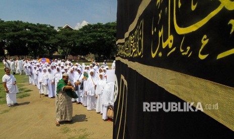 Sejumlah calon jemaah haji melakukan Ibadah Tawaf ketika berlatih manasik haji di Lhokseumawe, Aceh, Sabtu (12/5). 