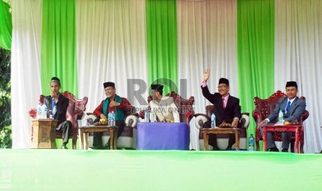  Sejumlah calon Kepala Desa yang akan bertarung dalam pemilihan Kepala Desa di Desa Susukan Kecamatan Bojonggede,Kabupaten Bogor, Ahad (24/3).(Republika/Musiron)