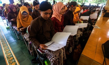 Sejumlah Calon Pegawai Negeri Sipil (CPNS) Pemda Daerah Istimewa Yogyakarta (DIY) membuka SK Pengangkatan CPNS saat Penyerahan SK Pengangkatan CPNS Pembda DIY Formasi 2018 di Kepatihan, Yogyakarta, Kamis (4/4/2019). 