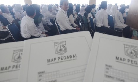 Sejumlah Calon Pegawai Negeri Sipil (CPNS) Pemprov DKI Jakarta mengikuti pembekalan sebelum penyerahan SK CPNS K2 di Balaikota, Jakarta, Kamis (15/10). 