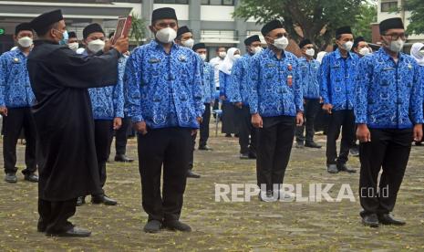 Sejumlah Calon Pegawai Negeri Sipil (CPNS) yang diyatakan lulus mengucapkan sumpah jabatan. (Ilustrasi)