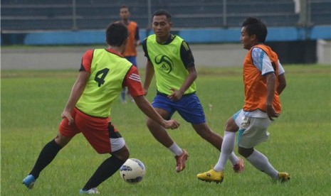 Sejumlah calon pemain Madiun Putra FC (MPFC) mengikuti seleksi perdana MPFC di Stadion Wilis Kota Madiun, Jawa Timur, Senin (14/1). 