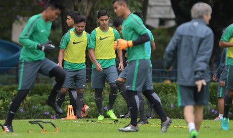 Sejumlah calon pemain Timnas U-22 mengikuti seleksi tahap kedua di Lapangan Sekolah Pelita Harapan, Karawaci, Tangerang, Selasa (28/2). Pekan ini, kembali digelar seleksi tahap tiga atau yang terakhir.