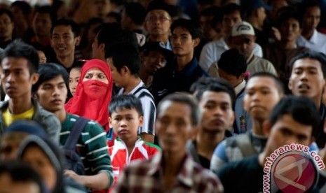 Sejumlah calon pemudik antre untuk medapatkan tiket kereta api mudik Lebaran kelas ekonomi di Stasiun Pasar Senen, Jakarta, Senin (2/7). PT Kereta Api Indonesia (KAI) membuka loket pembelian tiket 24 jam di empat stasiun, yaitu Stasiun Pasar Senen, Stasiun