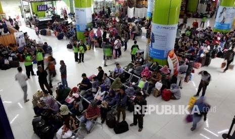  Sejumlah calon pemudik menanti kedatangan kereta di Stasiun Gambir, Jakarta, Rabu (21/6). 