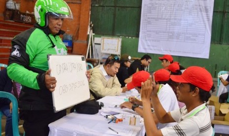  Sejumlah calon pengemudi ojek berbasis online, Gojek, melakukan registrasi di Lapangan Buyung, Kota Denpasar, Bali, beberapa waktu lalu..  