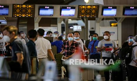 Sejumlah calon penumpang antre saat pengecekan tiket di Terminal 3 Bandara Internasional Soekarno-Hatta, Tangerang, Banten, Senin (21/9). Menteri Perhubungan (Menhub) Budi Karya Sumadi meminta selebgram pilot dan pramugari dapat membantu kampanye keamanan penerbangan. 