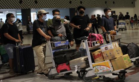 Sejumlah calon penumpang antre untuk lapor diri di loket Bandara Internasional Juanda Surabaya di Sidoarjo, Jawa Timur, Sabtu (7/5/2022). Pada H+4 Lebaran, arus balik Lebaran yang melalui bandara tersebut mulai terjadi kenaikan di jalur keberangkatan domestik dengan jumlah penumpang dari 27.800 orang menjadi 32.942 orang dan diprediksi akan mencapai 39 ribu penumpang.