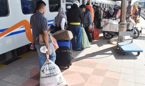 Sejumlah calon penumpang bersiap naik Kereta Kahuripan di Stasiun Madiun, beberapa waktu lalu. PT KAI membatalkan perjalanan kereta tersebut mulai 24-30 April 2020, karena jumlah penumpang turun drastis.