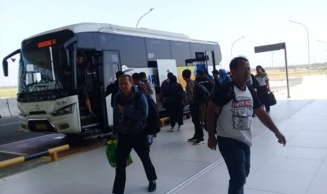 Sejumlah calon penumpang baru turun dari bus Damri tujuan Bandung - Kertajati, di Bandara Internasional Jawa Barat (BIJB) Kertajati, Kabupaten Majalengka, Senin (1/7). 