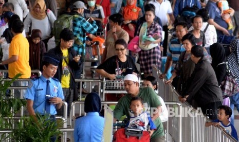 Sejumlah calon penumpang berada di area Terminal Keberangkatan di Bandara Soekarno Hatta di Tangerang, Banten,Sabtu (2/7). Pengelola Bandara Soekarno-Hatta PT Angkasa Pura (AP) II memprediksi puncak arus mudik di bandara akan terjadi pada Sabtu H-4 dan Aha