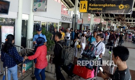 Sejumlah calon penumpang berada di area Terminal Keberangkatan di Bandara Soekarno Hatta di Tangerang, Banten,Sabtu (2/7). 