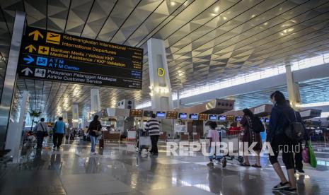 Sejumlah calon penumpang berjalan di Terminal 3 Bandara Internasional Soekarno-Hatta, Tangerang, Banten, Rabu (13/1/2021). Pemerintah Indonesia memperpanjang kebijakan pelarangan warga negara asing (WNA) masuk ke Indonesia hingga 28 Januari mendatang guna mencegah masuknya varian baru virus corona (SARS CoV-2).