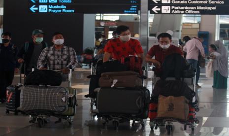 Sejumlah calon penumpang bersiap melakukan lapor diri sebelum terbang di Terminal 3 Bandara Soekarno Hatta, Tangerang, Banten, Kamis (7/5/2020). Pemerintah melalui kementerian Perhubungan membuka kembali penerbangan domestik dengan penumpang bersyarat seperti pebisnis, penumpang Repatriasi, perjalanan dinas pejabat negara dan tamu negara dengan wajib menyertakan surat keterangan Negatif COVID-19 dari rumah sakit. 