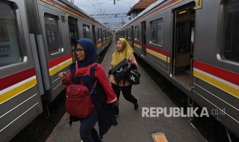 Sejumlah calon penumpang bersiap memasuki gerbong penumpang salah satu rangkaian kereta rel listrik (KRL) Commuterline.