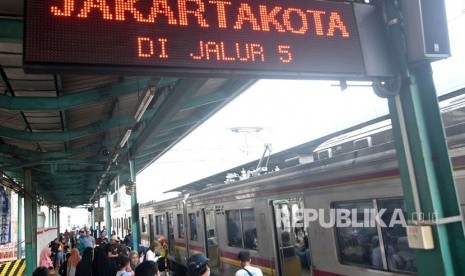 Sejumlah calon penumpang bersiap memasuki gerbong penumpang salah satu rangkaian kereta rel listrik (KRL) Commuterline jurusan Bogor-Jakarta Kota di Stasiun KA Manggarai, Jakarta.