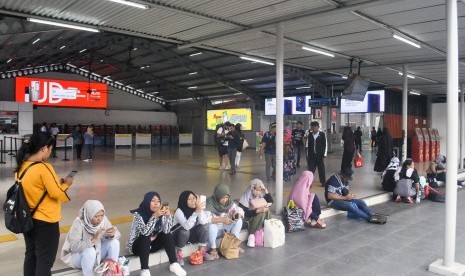 KRL Anjlok. Sejumlah calon penumpang di Stasiun Bogor, Jawa Barat, Ahad (10/3). kibat KRL Commuter Line 1722 yang anjlok di perlintasan Kebon Pedes, Bogor, keberangkatan KRL dari Stasiun Bogor ditiadakan.