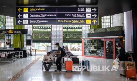 Sejumlah calon penumpang duduk di ruang tunggu Stasiun Gambir, Jakarta, Sabtu (11/7/2020). PT Kereta Api Indonesia (KAI) (Persero) kembali menambah lima perjalanan kereta api (KA) jarak jauh di area Daop 1 Jakarta untuk tujuan Bandung, Cirebon dan Surabaya yang diberangkatkan dari Stasiun Gambir dan Pasar Senen yang hanya dioperasikan pada hari Jumat, Sabtu, dan Minggu. 