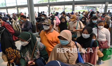 Sejumlah calon penumpang KA Brantas tujuan Pasar Senen-Blitar mengantre menaiki kereta di Stasiun Senen, Jakarta, Kamis (20/5/2021). Usai peraturan larangan mudik lebaran 2021 berakhir, sebanyak 39 ribu tiket kereta api jarak jauh terjual untuk keberangkatan pada Kamis (20/5). 