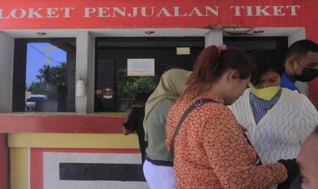 Sejumlah calon penumpang kapal mengantre untuk membeli tiket Kapal Pelni di kantor Pelni Cabang Kupang, NTT, Selasa (26/4/2022).