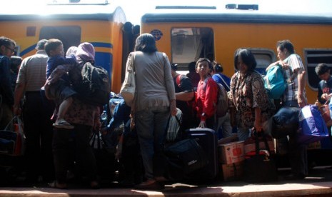 Sejumlah calon penumpang kereta api Logawa jurusan Jember-Purwokerto antre ketika memasuki kereta di Stasiun Gubeng, Surabaya, Jatim, Senin (13/8)