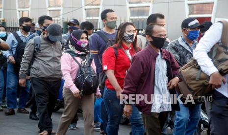 Covid-19 Masih Fluktuatif, Bogor Perpanjang PSBB. Sejumlah calon penumpang kereta rel listrik (KRL) antre memasuki Stasiun Bojong Gede, Kabupaten Bogor, Jawa Barat.