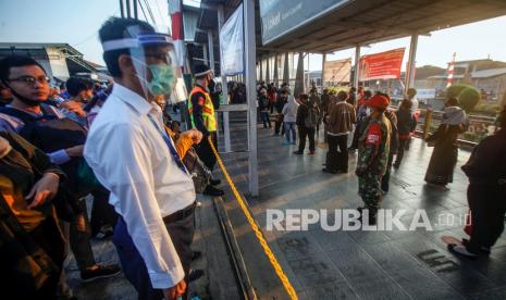 Selain aktivitas di kantor, di perjalanan maupun di lingkungan tempat tinggal, kontak langsung antar-orang dalam pelayanan publik juga memungkinkan terjadinya potensi penularan.