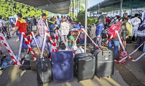 Sejumlah calon penumpang KM Kelud antri memasuki terminal keberangkatan di Pelabuhan Batu Ampar, Batam, Kepulauan Riau, Senin (27/5/2019)