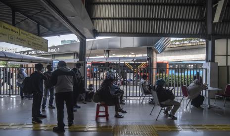 Sejumlah calon penumpang KRL mengantre untuk menjalani tes usap (swab) antigen yang digelar PT KCI di Stasiun Tanah Abang, Jakarta, Selasa (22/6/2021). Tes acak yang dilakukan oleh PT KCI tersebut guna menekan penyebaran COVID-19 di lingkungan transportasi KRL.