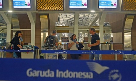 Sejumlah calon penumpang maskapai Garuda Indonesia melakukan check in di terminal 3 baru bandara Soekarno Hatta, Tangerang, Banten, Selasa (9/8) dini hari. 