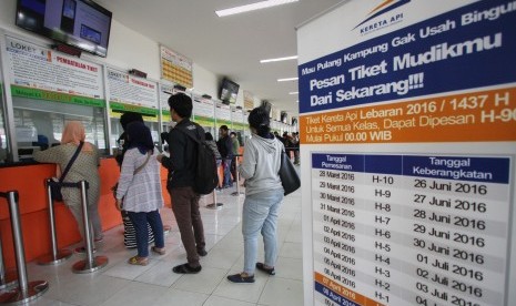 Sejumlah Calon penumpang melakukan pemesanan tiket kereta api mudik lebaran 2016 di Stasiun Pasar Senen, Jakarta, Senin (28/3).