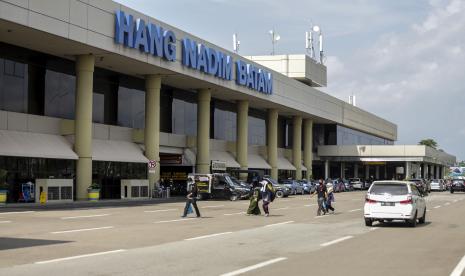 Sejumlah calon penumpang melintas di kawasan Bandara Internasional Hang Nadim, Batam, Kepulauan Riau, Kamis (10/6/2021). PT Angkasa Pura I (Persero) berencana mengembangkan Bandara tersebut dengan membangun terminal baru untuk memenuhi proyeksi pertumbuhan penumpang hingga 5 juta penumpang per tahun dan merenovasi terminal penumpang yang akan dimulai pada awal 2022.