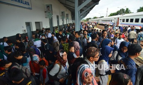 Sejumlah calon penumpang memadati keberangkatan Kereta Api di Stasiun Tasikmalaya, Jawa Barat, Rabu (26/12/2018).