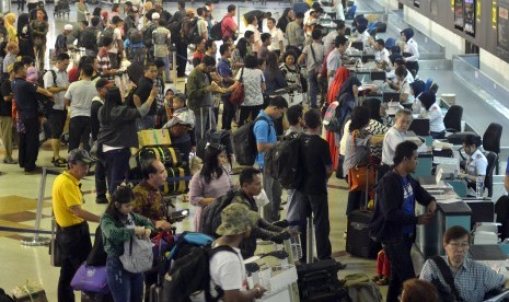 Sejumlah calon penumpang memadati loket 'check in' di Bandara Internasional Juanda Sidoarjo, Jawa Timur.