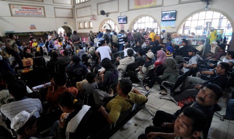 Sejumlah calon penumpang memadati ruang tunggu keberangkatan di Stasiun Senen, Jakarta pusat, Kamis (5/4). (Republika/Prayogi)